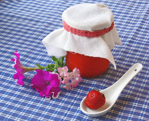 टेबलवर घरगुती स्ट्रॉबेरी जॅम आणि ताजे स्ट्रॉबेरीज — स्टॉक फोटो, इमेज