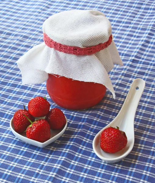 自制草莓酱和桌上的新鲜草莓 — 图库照片