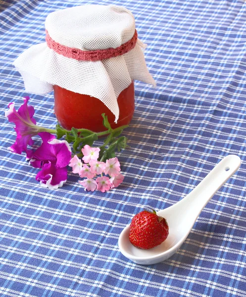 Полуниця і баночка з полуниці приготування — стокове фото