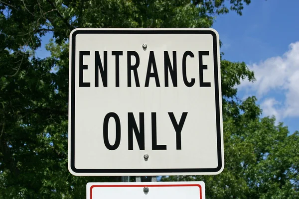 Знак "Вход только" — стоковое фото