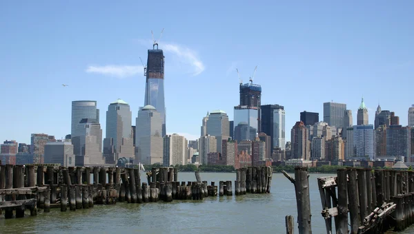 Нижний Манхэттен над пирсом — стоковое фото