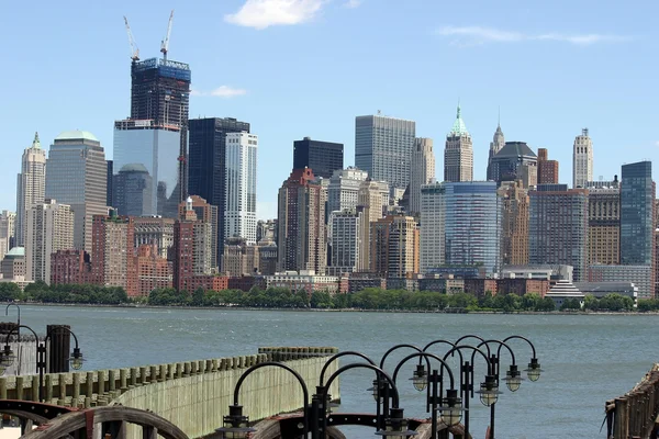 Лойвер Манхэттен над Пьером — стоковое фото