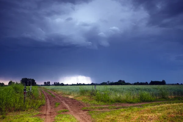 Αγροτικός δρόμος και μαύρα σύννεφα καταιγίδα — Φωτογραφία Αρχείου