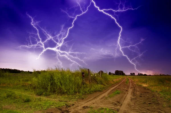Сільська дорога та освітлення шторм — стокове фото