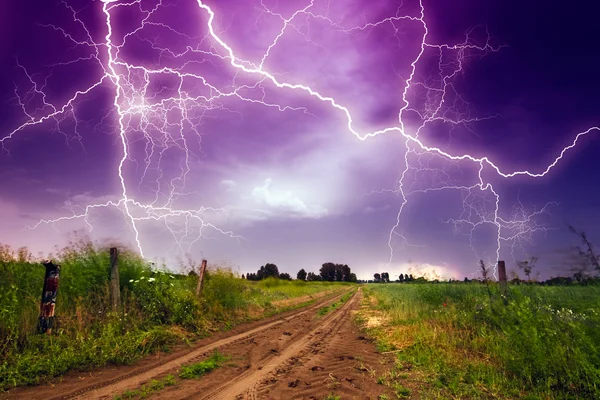 Estrada rural e tempestade de iluminação — Fotografia de Stock