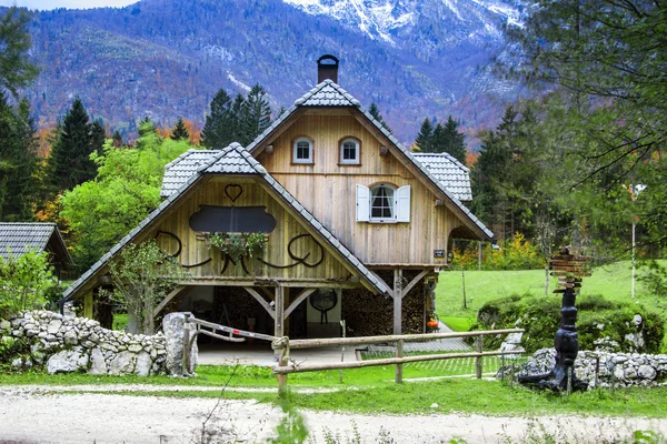 Традиционный швейцарский дом — стоковое фото