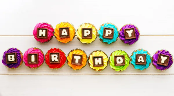 Joyeux cupcakes d'anniversaire — Photo