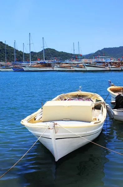 Hajó és jacht, a közelben Kekova island, Törökország — Stock Fotó