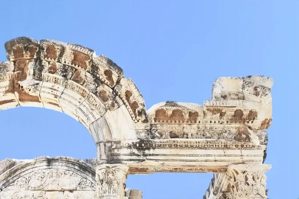 Parte do Templo Hadians nas ruínas antigas da cidade de Éfeso i — Fotografia de Stock