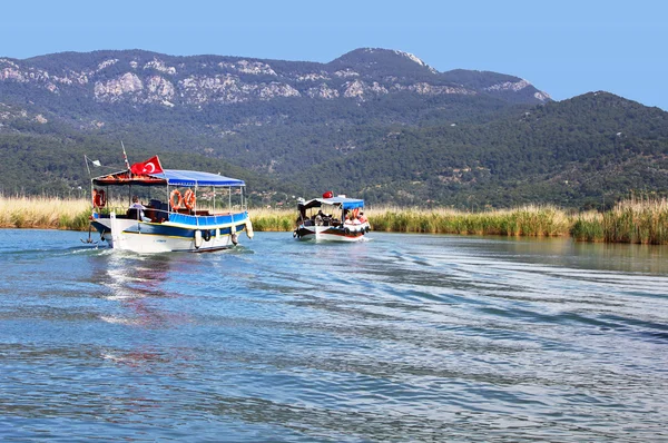 Barche da diporto a motore lungo il fiume Dalyan, Turchia — Foto Stock