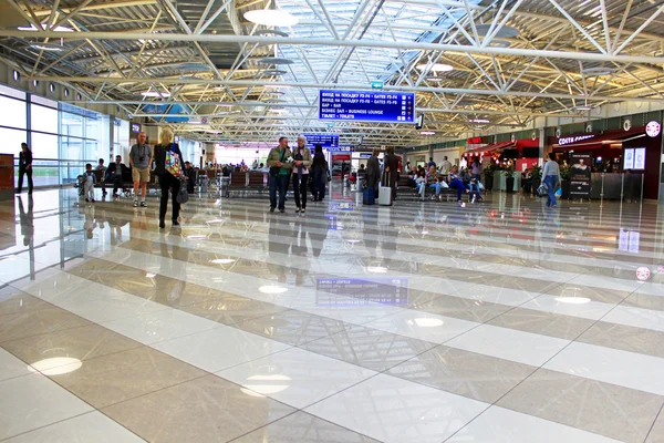 Están esperando un vuelo en la terminal F en Boryspil, Kiev —  Fotos de Stock