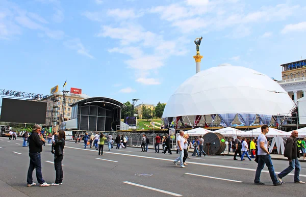 Capitala Ucrainei Kiev pregătește zona fanilor pe Maidan Nezalezhnosti . — Fotografie, imagine de stoc