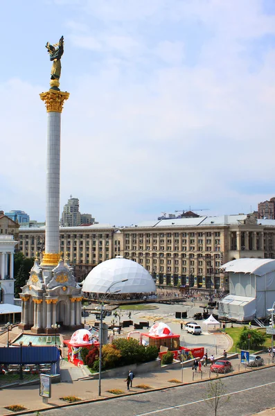 यूक्रेन की राजधानी कीव मैदान पर प्रशंसक क्षेत्र तैयार कर रहा है . — स्टॉक फ़ोटो, इमेज