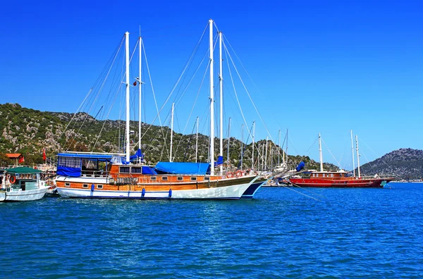 Jachty zacumowane, w pobliżu wyspy kekova, Turcja — Zdjęcie stockowe