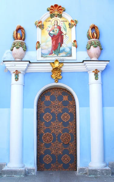 Antigua puerta de hierro de la catedral de Mikhalovskiy en Kiev, Ucrania — Foto de Stock