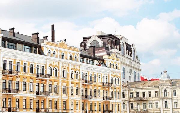 Bâtiments anciens à Kiev au centre-ville — Photo