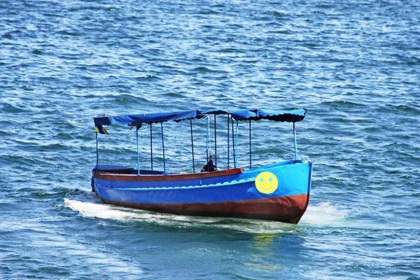 Маленький синій човен у Севастополі (Крим, Україна). — стокове фото
