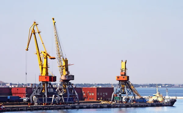 Puerto comercial con grúas en Odessa, Ucrania — Foto de Stock