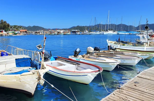 Łodzie i jachty, w pobliżu wyspy kekova, Turcja — Zdjęcie stockowe