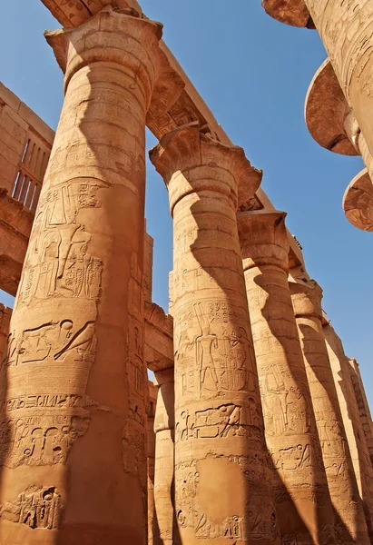 Magnifika pelare av den stora hypostyle salen på tempel o — Stockfoto
