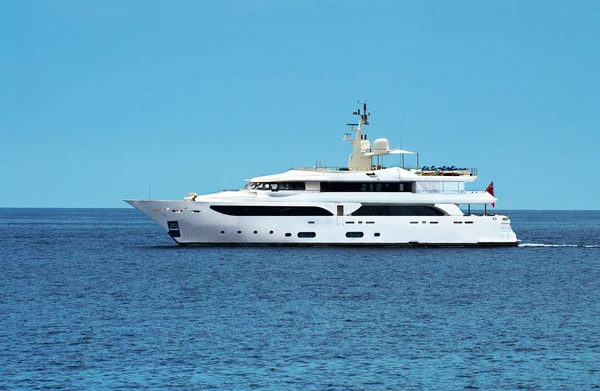 Velké soukromé motorové jachty na moři — Stock fotografie