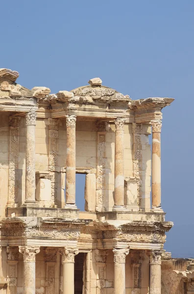 Resterna av den enorma biblioteket av celsus i staden eph — Stockfoto