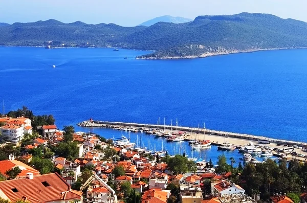 Haven van de stad Kas (Kash) in Turkije en Griekse eiland Kasteloriz — Stockfoto