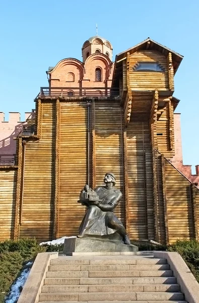 Golden Gate and statue of Yaroslav The Wise, holding a model of — Stock Photo, Image