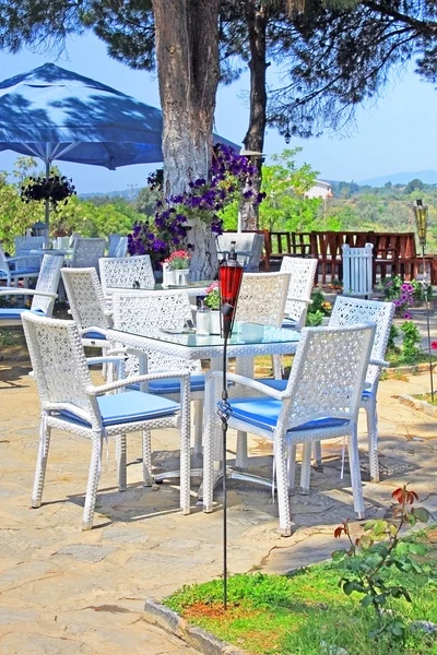 Café ao ar livre com mobiliário branco — Fotografia de Stock