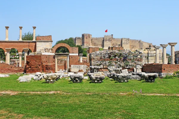 セント ジョンズ大聖堂と ayasuluk h でローマ時代の要塞の遺跡 — ストック写真