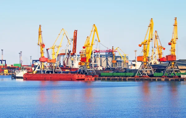 Frachtkran, Schiff und Getreidetrockner im Hafen von Odessa, Ukraine — Stockfoto
