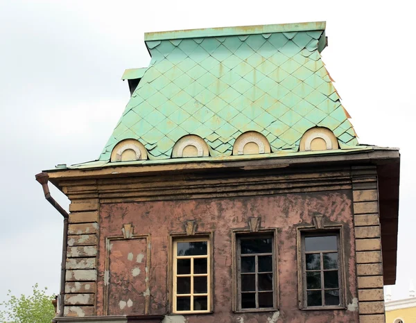 Дом с зеленой крышей — стоковое фото