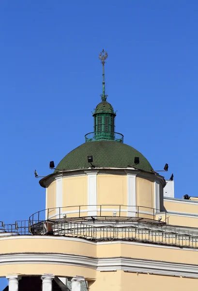 역사적인 건물의 그린 타워 — 스톡 사진