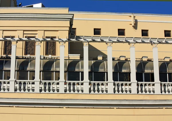 Κίτρινο τοίχο με μπαλκόνι ενός ιστορικού κτηρίου — Φωτογραφία Αρχείου