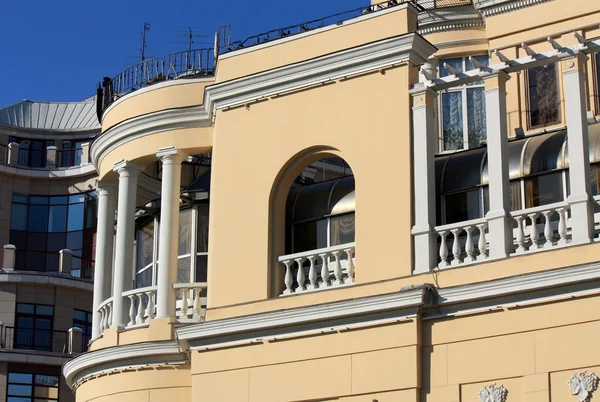 Parete gialla con balcone di edificio storico — Foto Stock