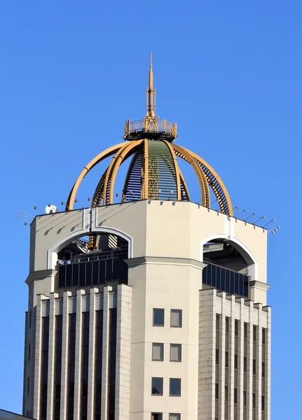 Modern byggnad med kupol — Stockfoto