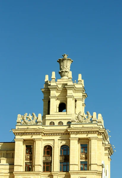 スターリンのスタイルの記念碑的な建物の小尖塔 — ストック写真