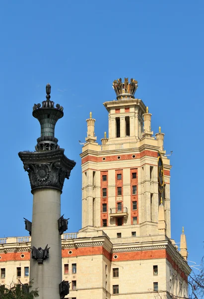 Башня монументальных зданий сталинского стиля — стоковое фото