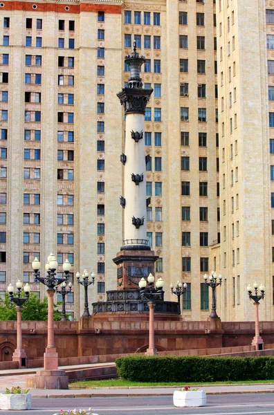 Column with the rostra surrounded by the night lights — Stockfoto