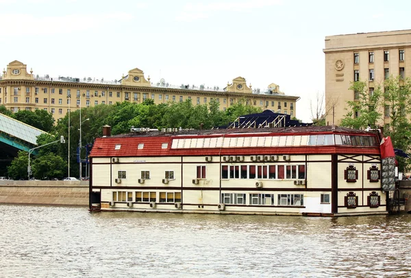 Restaurant aan de waterkant van de rivier — Stockfoto