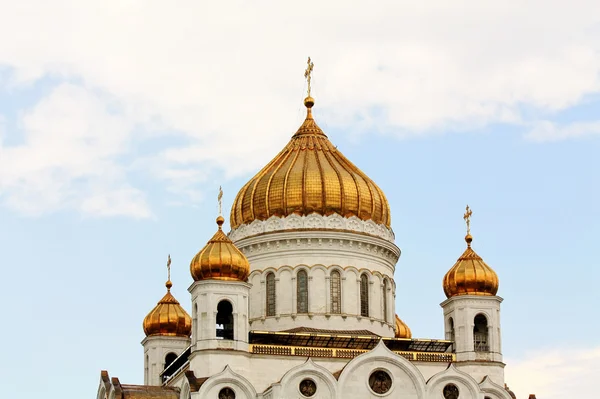 Золотые купола православного храма — стоковое фото