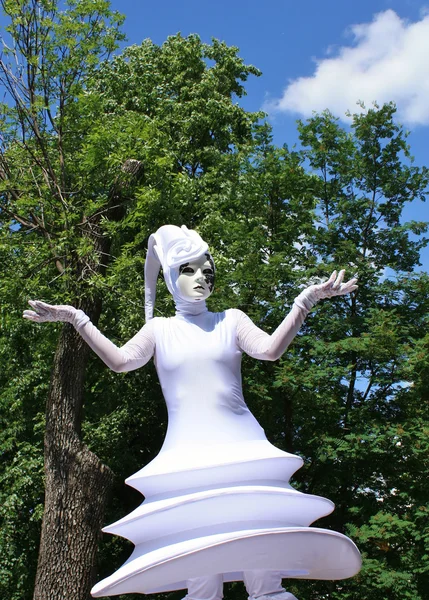 Dziewczyna w sukience fantazyjne maskarada — Zdjęcie stockowe