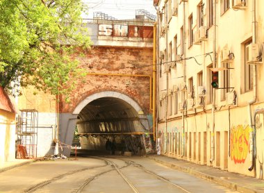 tramvay ile tünel yolu raylar