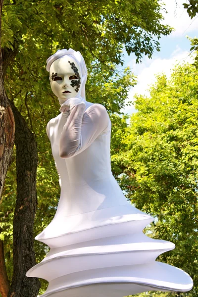 Flicka i en fancy maskerad klänning — Stockfoto