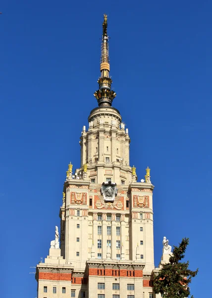 Parte superior del edificio de la Universidad de Moscú —  Fotos de Stock