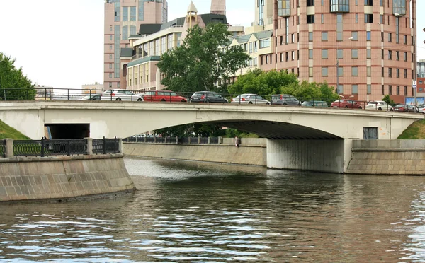 Kanal in der Großstadt — Stockfoto