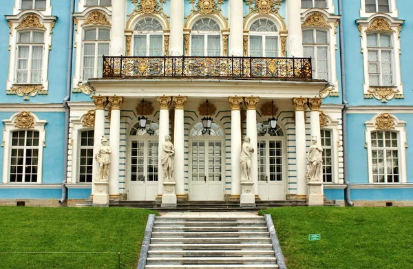 Entrance into baroque palace — Stock Photo, Image