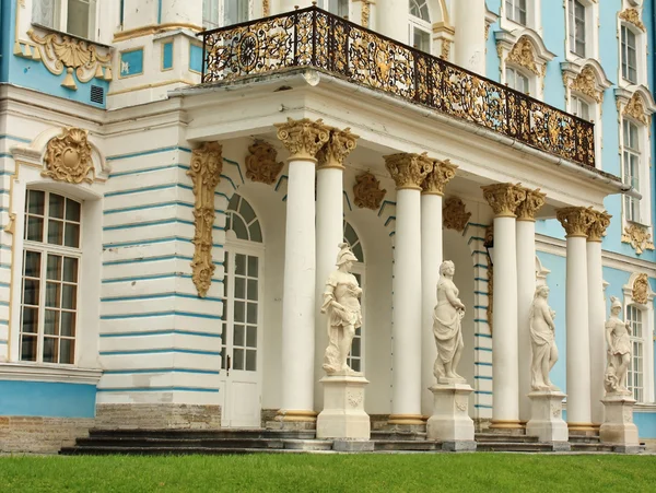 Вход с балконом в барочный дворец — стоковое фото