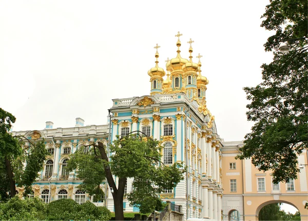 Muralla y cúpulas del palacio barroco — Foto de Stock