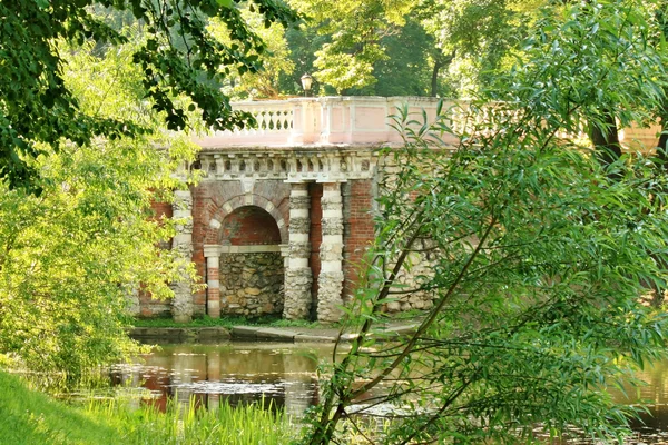 Grotto on the pond’s shore — Stock Photo, Image